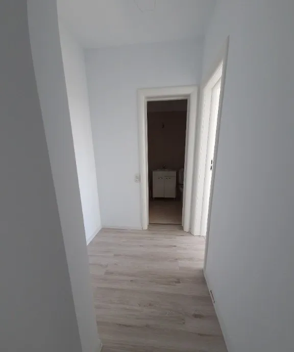 Vand apartament cu 2 camere decomandat nou loc de parcare situat