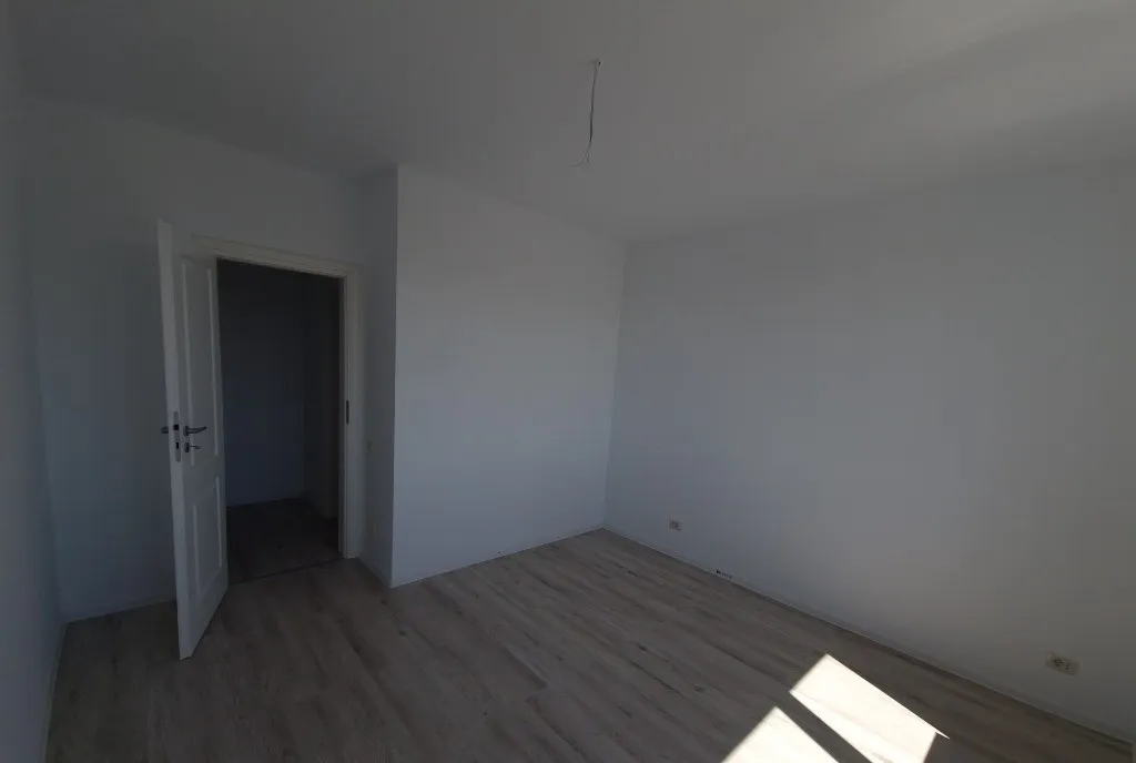 Vand apartament cu 2 camere decomandat nou loc de parcare situat