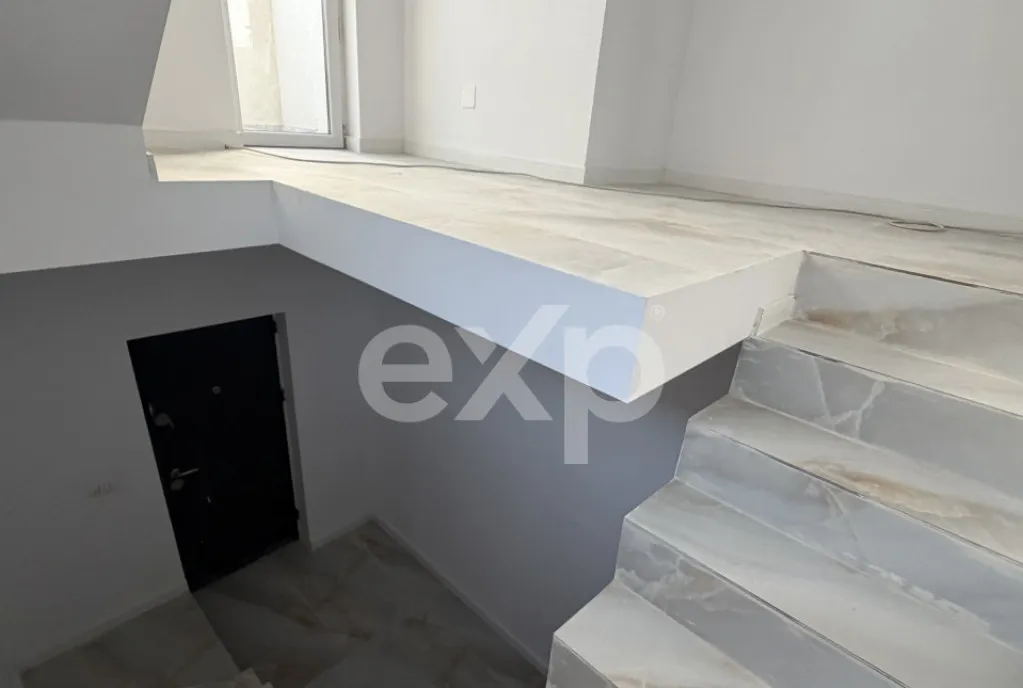 Duplex 2 etaje 4 camere 2 bucatarii 2 livinguri 2 locuri p
