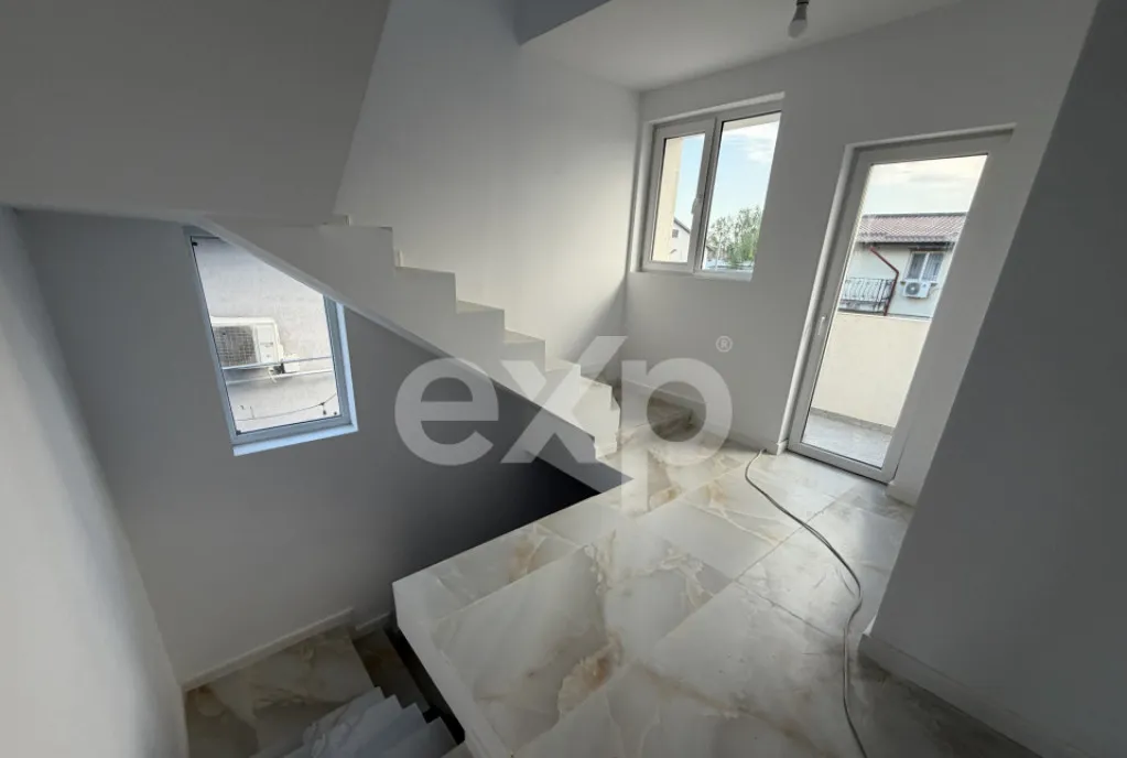 Duplex 2 etaje 4 camere 2 bucatarii 2 livinguri 2 locuri p