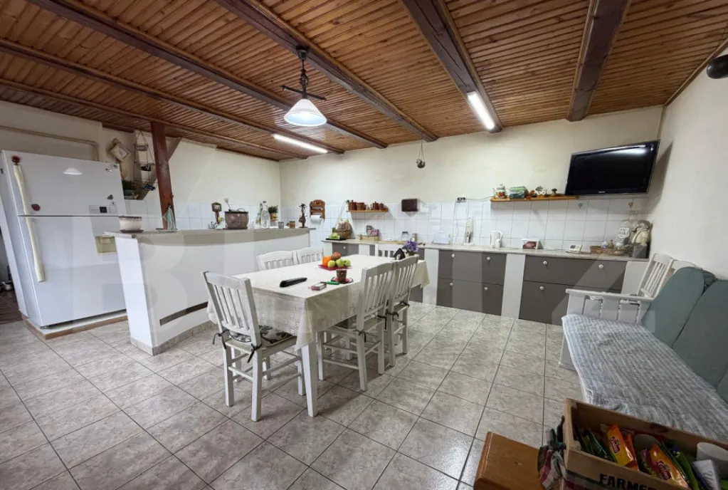 Casa de vanzare cu teren generos - la doar 15 minute de