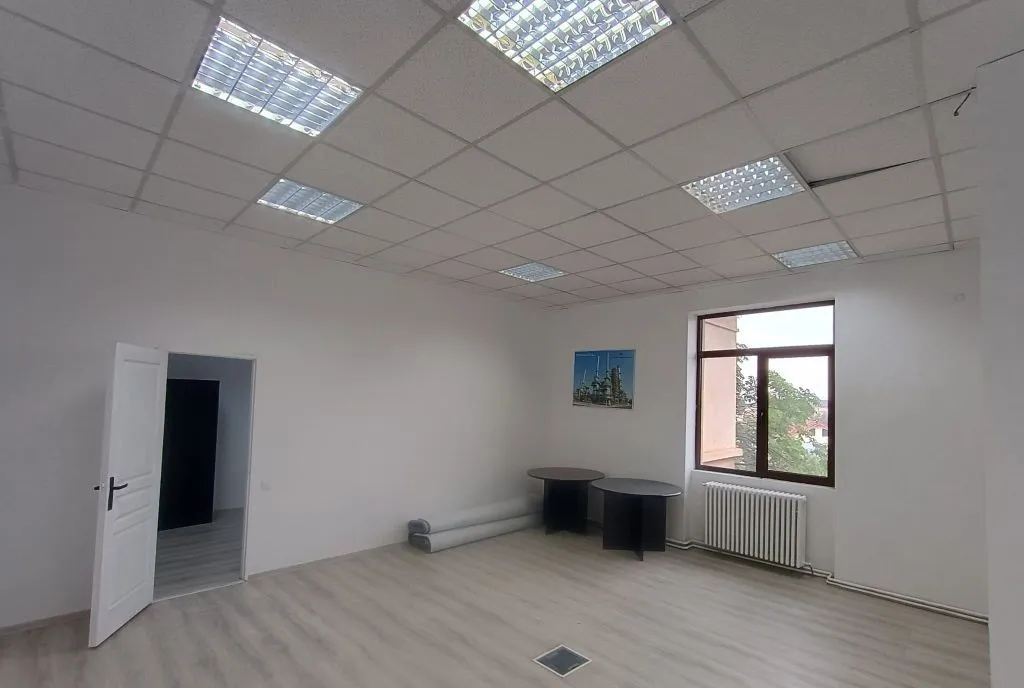 Cladire cu suprafata de 400 mp si parcare 350 mp