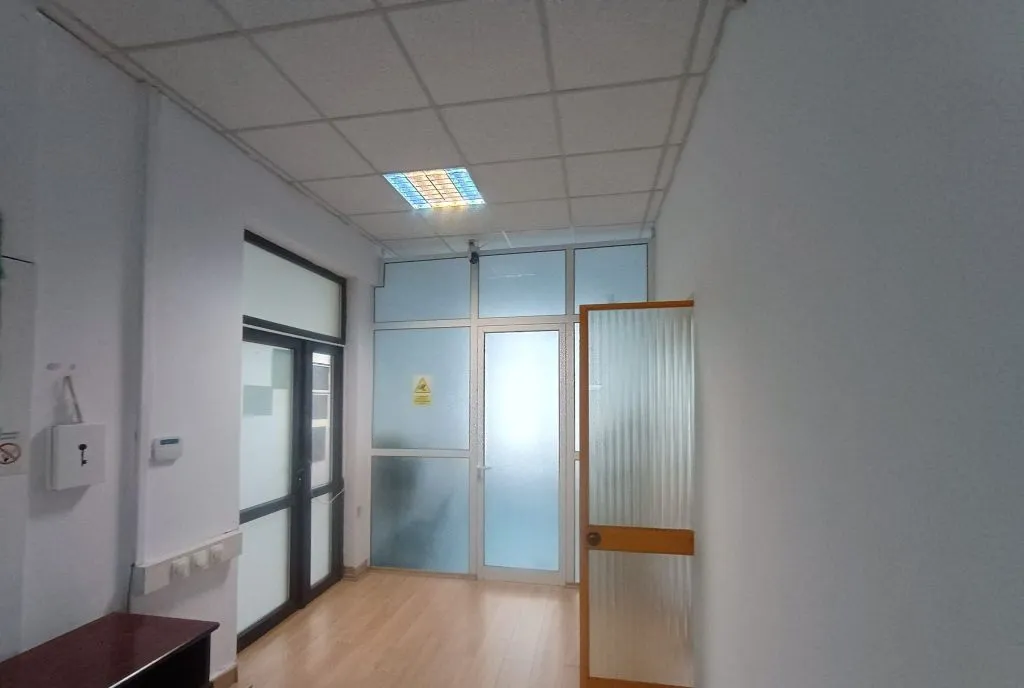 Cladire cu suprafata de 400 mp si parcare 350 mp