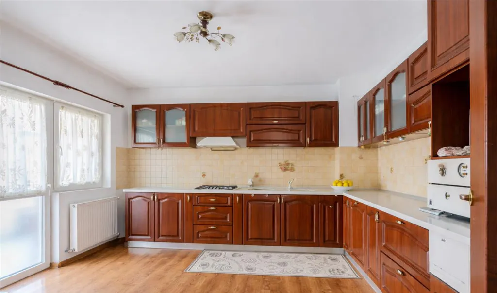 Vila solida Tractorul Coresi spatii ample teren 700 mp ga
