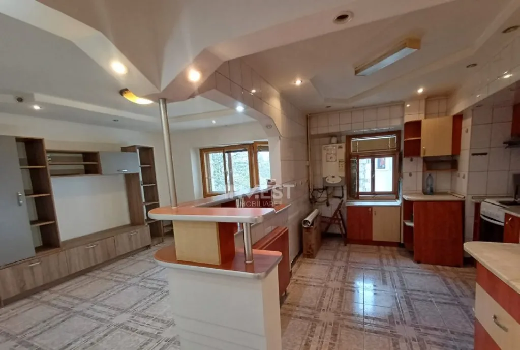 Apartament de vanzare 3 camere decomandat zona Nicolina 2