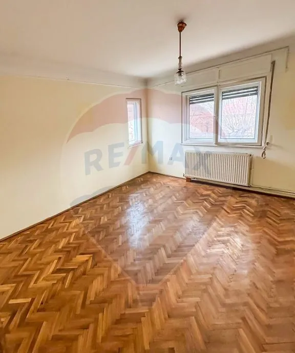 Casa / Vila spatioasa cu curte generoasa in Urlati