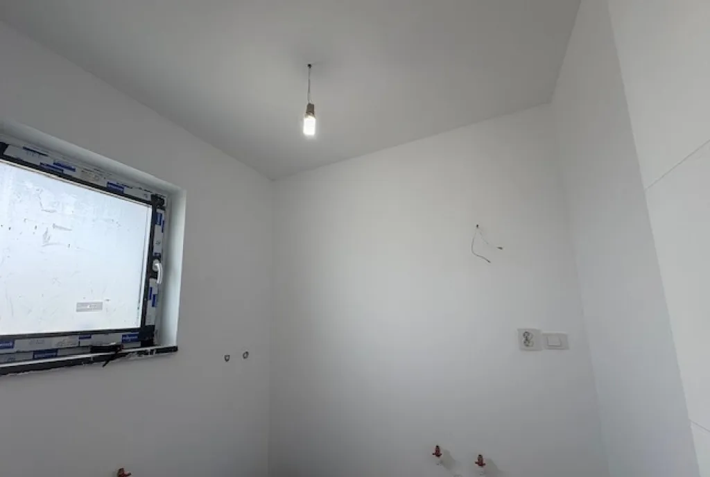 122000euro Casa cu 3 camere single dressing/2bai beci