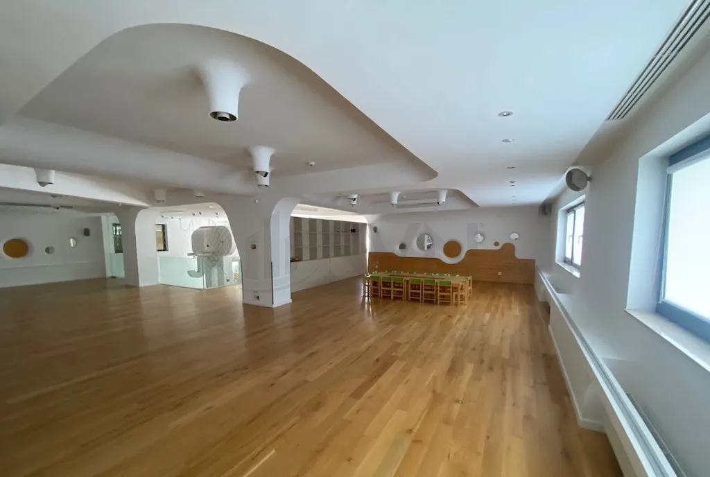 Spatiu comercia amenajat loc de joaca predare afacere