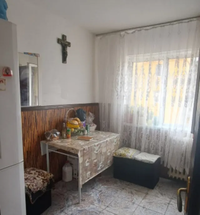 Apartament 3 camere 38 mp zona Piata Valea Rosie