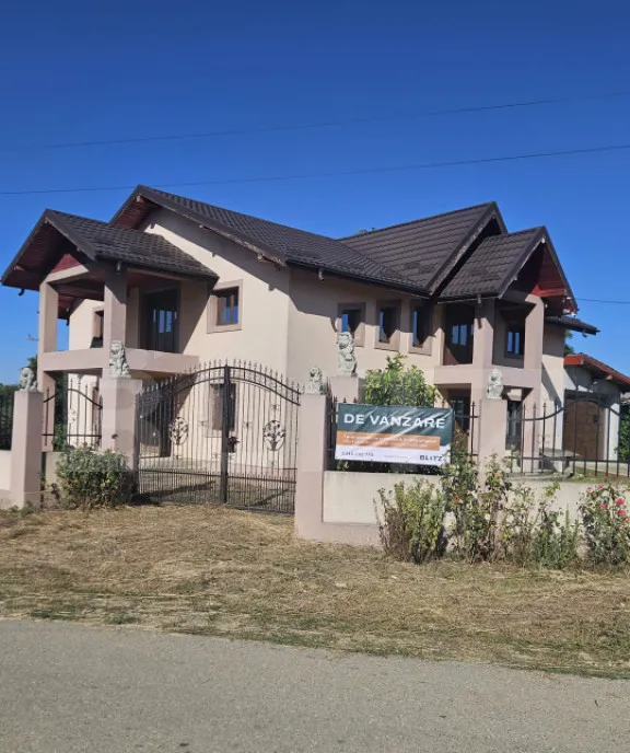Casa la rosu de vanzare 250 mp zona Slobozia Moara