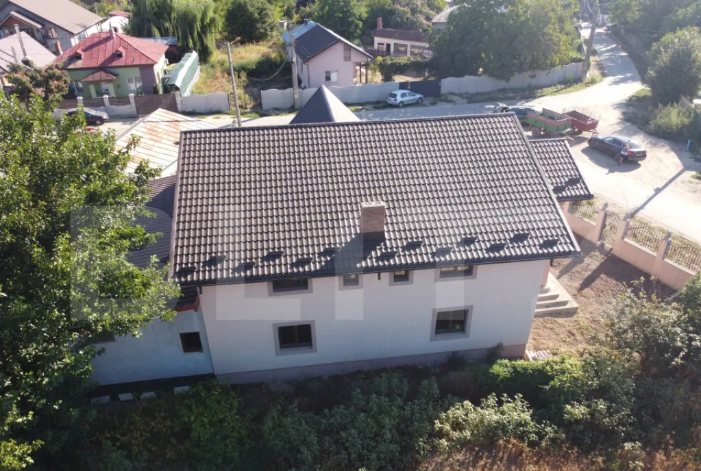 Casa la rosu de vanzare 250 mp zona Slobozia Moara