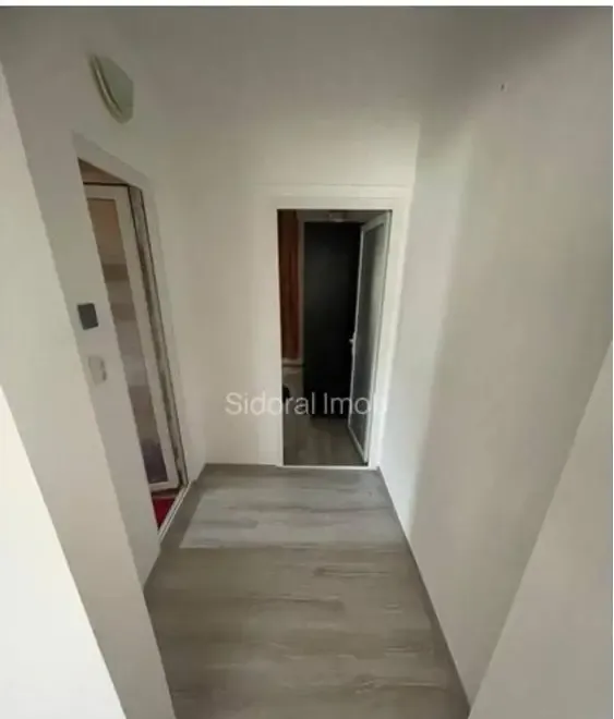 Vand apartament spatios in Navodari zona buna 63500