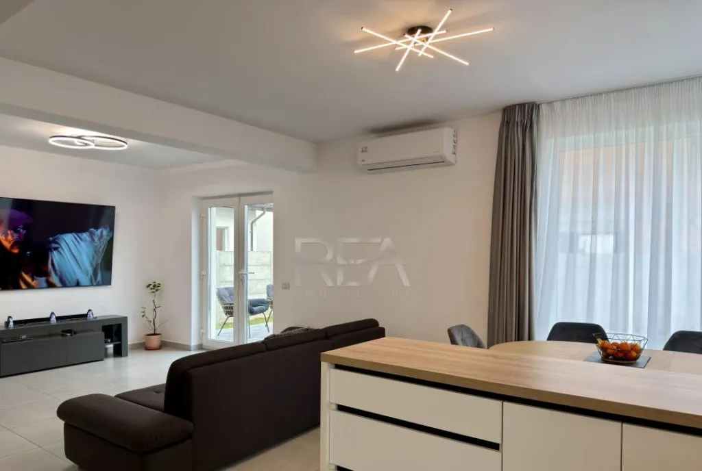 Vila 5 camere cu o curte libera de 250 mp Pantelimon