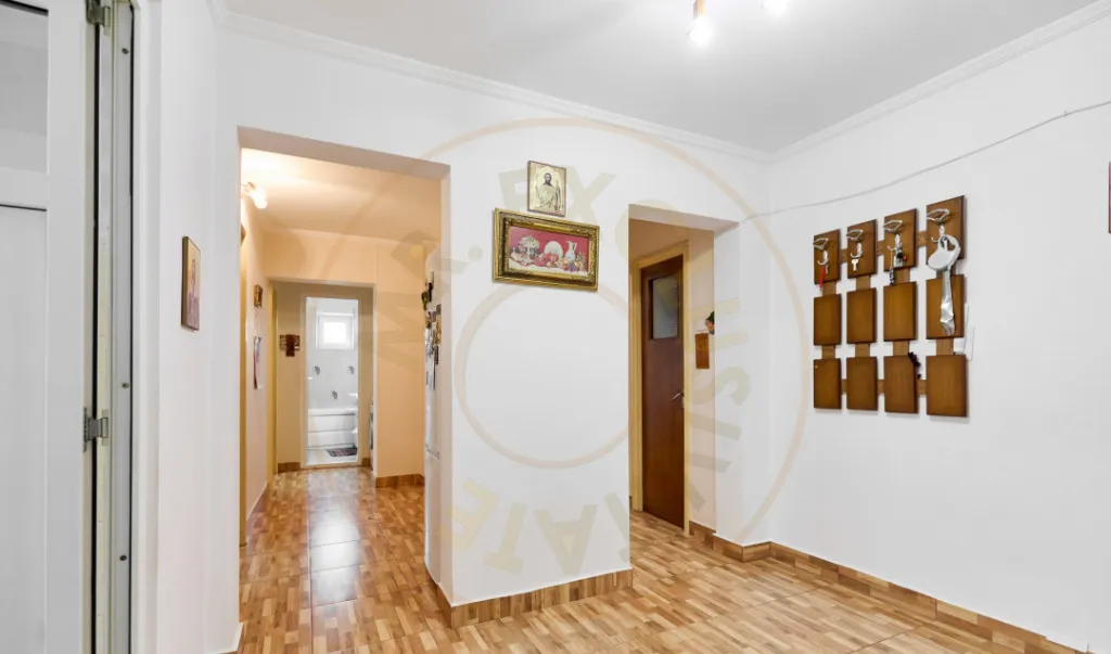 Apartament decomandat 4 camere etaj intermediar Cartie