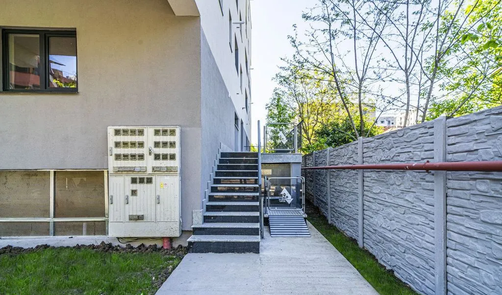 Ap 2 cam 46 mp etaj 1 4 langa metrou Pacii str Ma