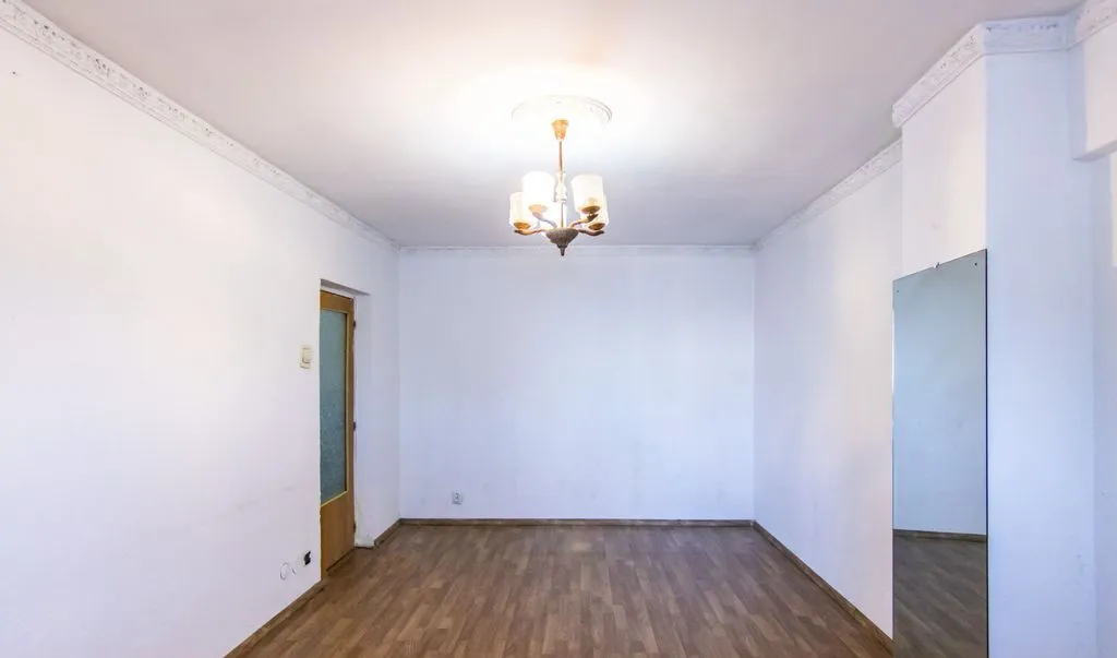 3 camere Dristor langa McDonald s 2 bai cu geam de