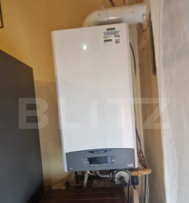 Apartament 2 camere decomandat cu 104 mp teren in acte etaj