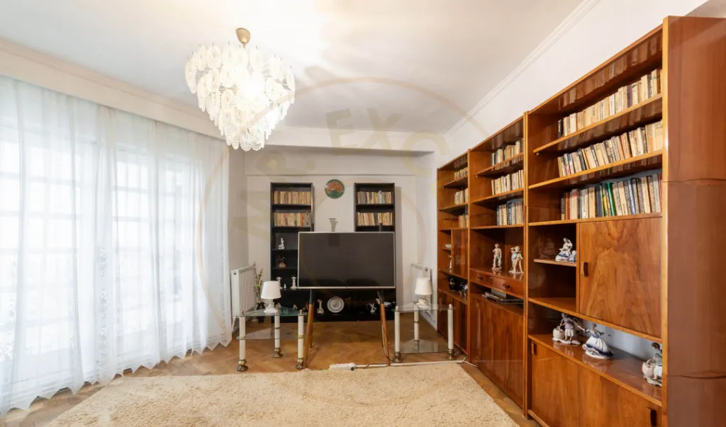 Apartament 3 camere decomandat 2 balcoane vedere pe 2 p