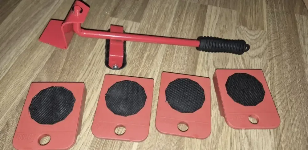Set de 5 piese rosii/negre Pret 100 lei neg