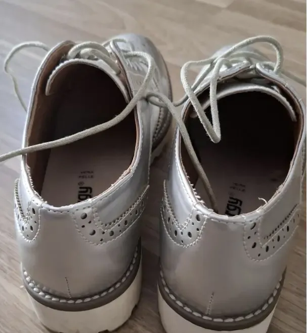 Vand pantofi de dama piele mar 36 Pret 100 lei neg