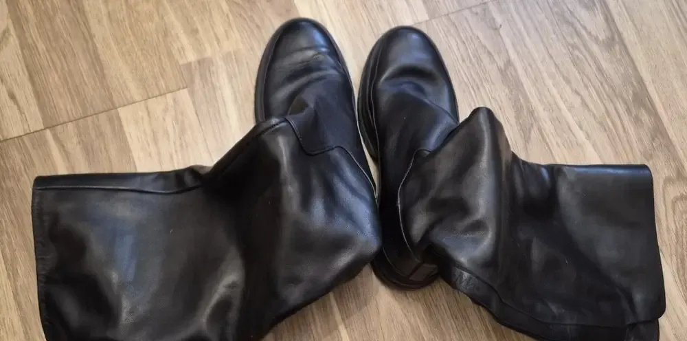 Vand cizme piele naturala neagra Pret 200 lei neg