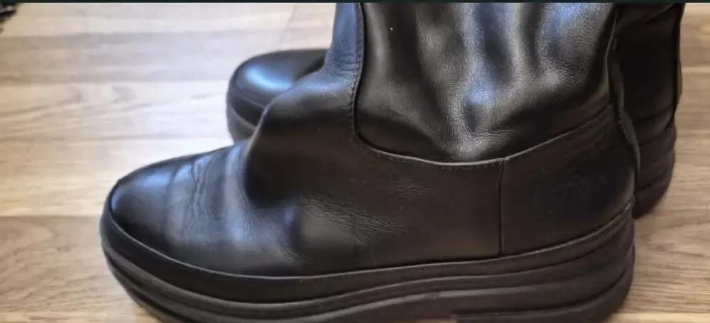 Vand cizme piele naturala neagra Pret 200 lei neg