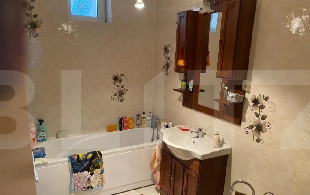 Casa 8 camere 350 mp Utvin aproape de centrul comunei 1760mp
