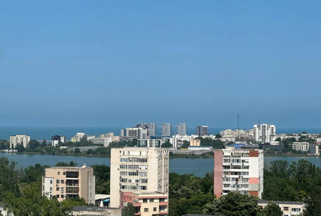 Garsoniera cocheta cu vedere superba catre lac si mare