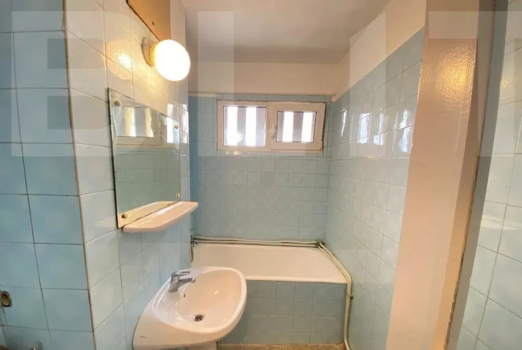 Apartament de vanzare 3 camere - zona centrala Strada