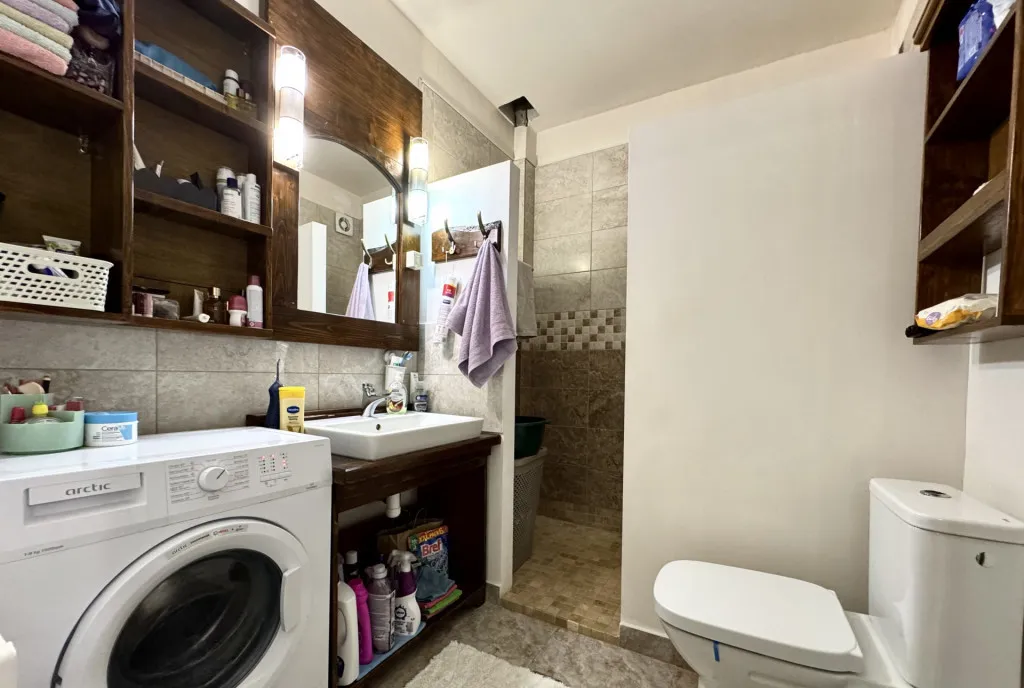 Apartament 3 camere cu curte 105mp si beci parter de vila