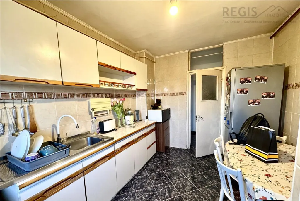 Apartament 3 camere decomandat de Zona Judetean
