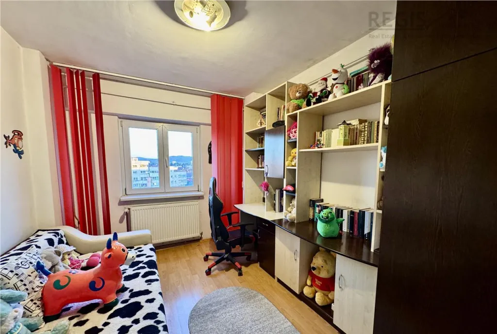 Apartament 3 camere decomandat de Zona Judetean