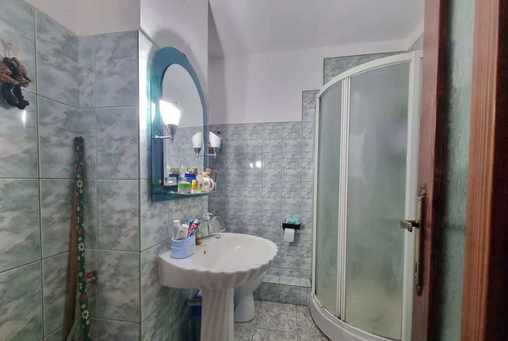 Apartament 3 camere decomandate/Mioritei colt cu Martir Ho