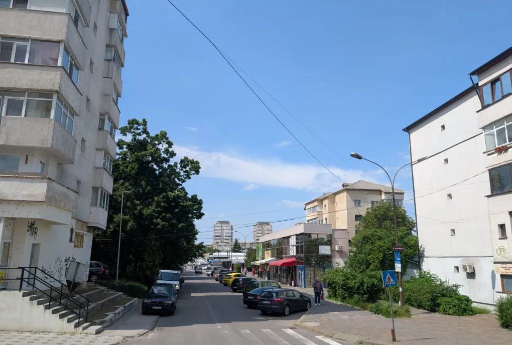 Apartament 3 camere decomandate/Mioritei colt cu Martir Ho