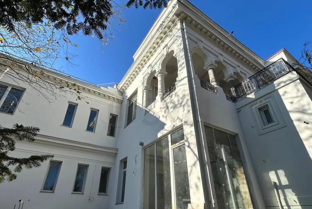 Vila impresionanta l pretabil ambasada l renovata l curte