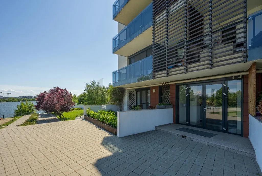 Apartament spatios Sisesti cu vedere la Lac