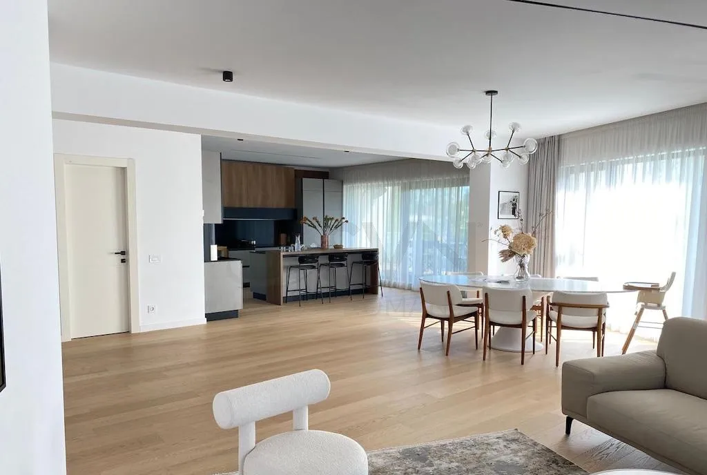 Apartament spatios Primaverii singur pe etaj