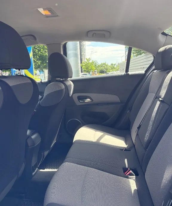 Chevrolet Cruze 1 6 LS 5 500 eur