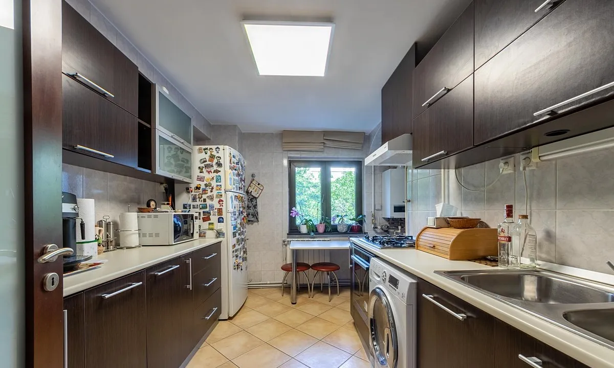 Aviatiei apartament 4 camere decomandat loc adp