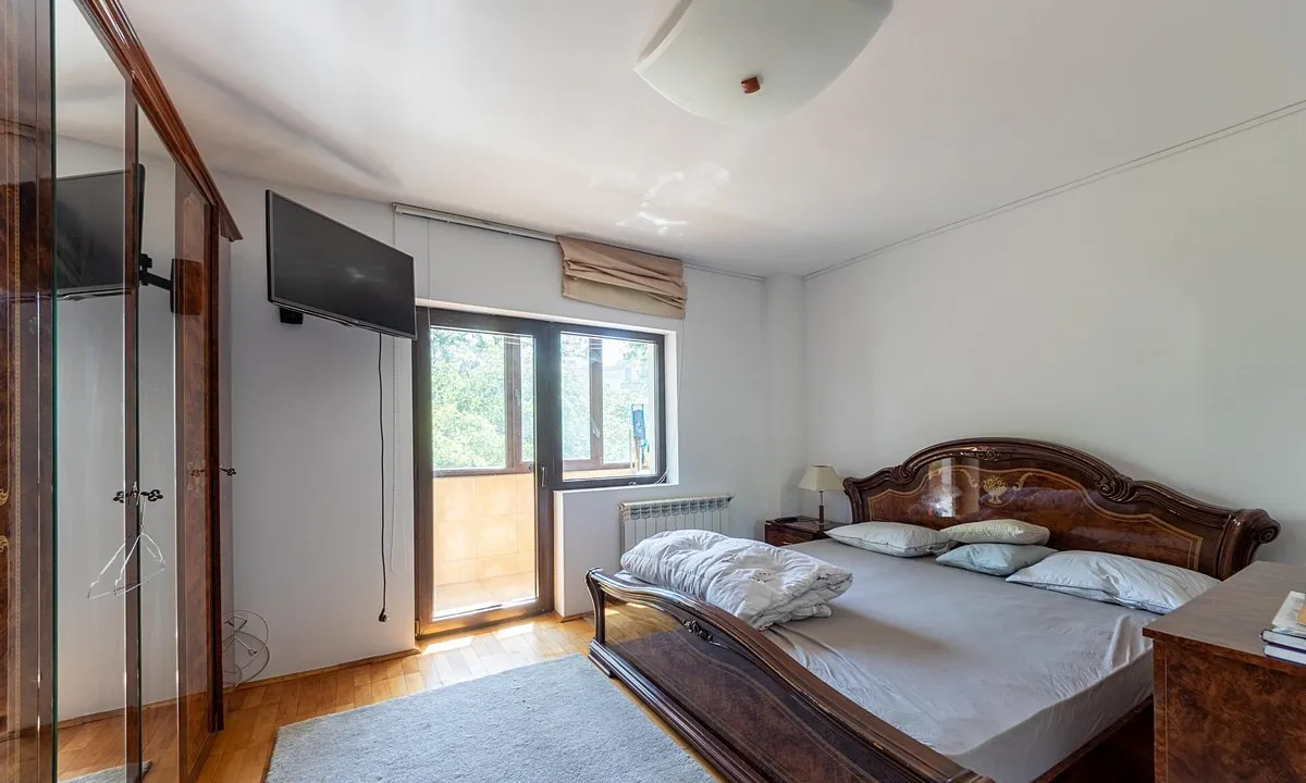 Aviatiei apartament 4 camere decomandat loc adp