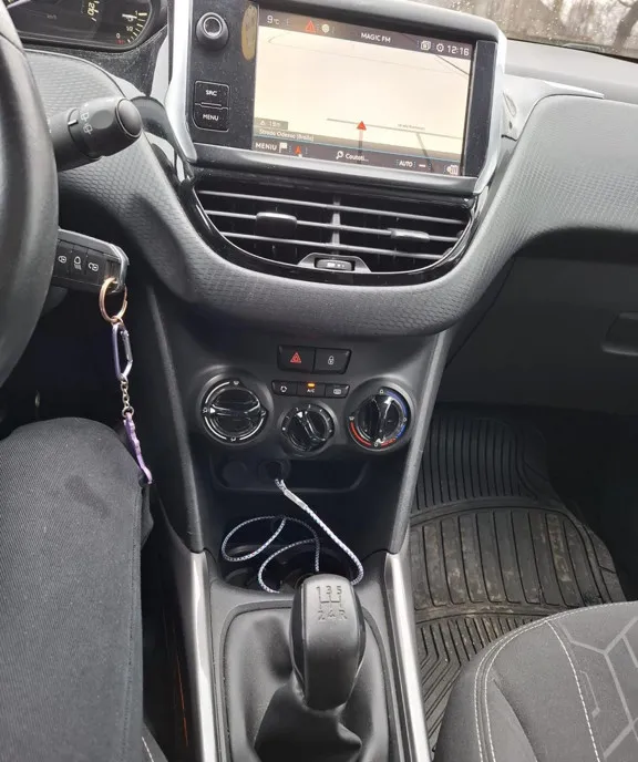Peugeot 2008 2017 carplay 7 000 eur