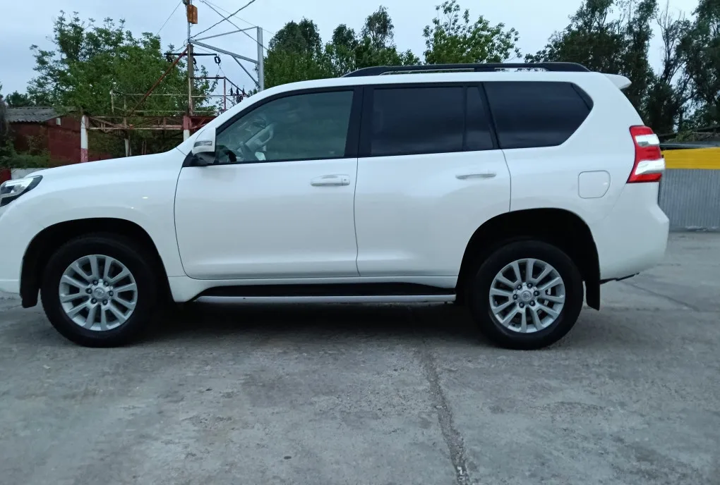 Toyota Land Cruiser tinuta garaj dotari premium luxury 25 900 eur