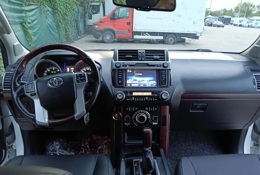 Toyota Land Cruiser tinuta garaj dotari premium luxury 25 900 eur