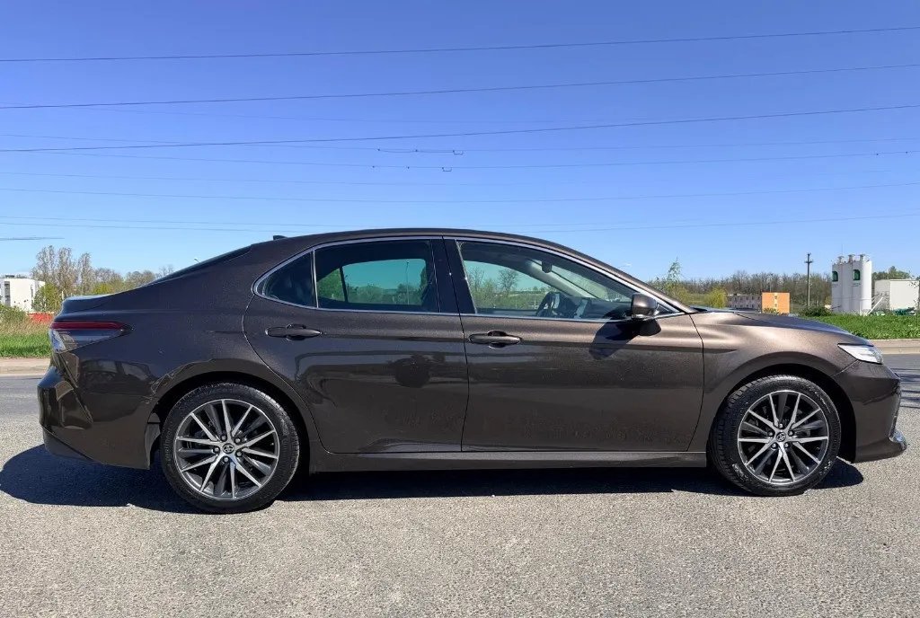 Toyota Camry Hybrid 21 900 eur