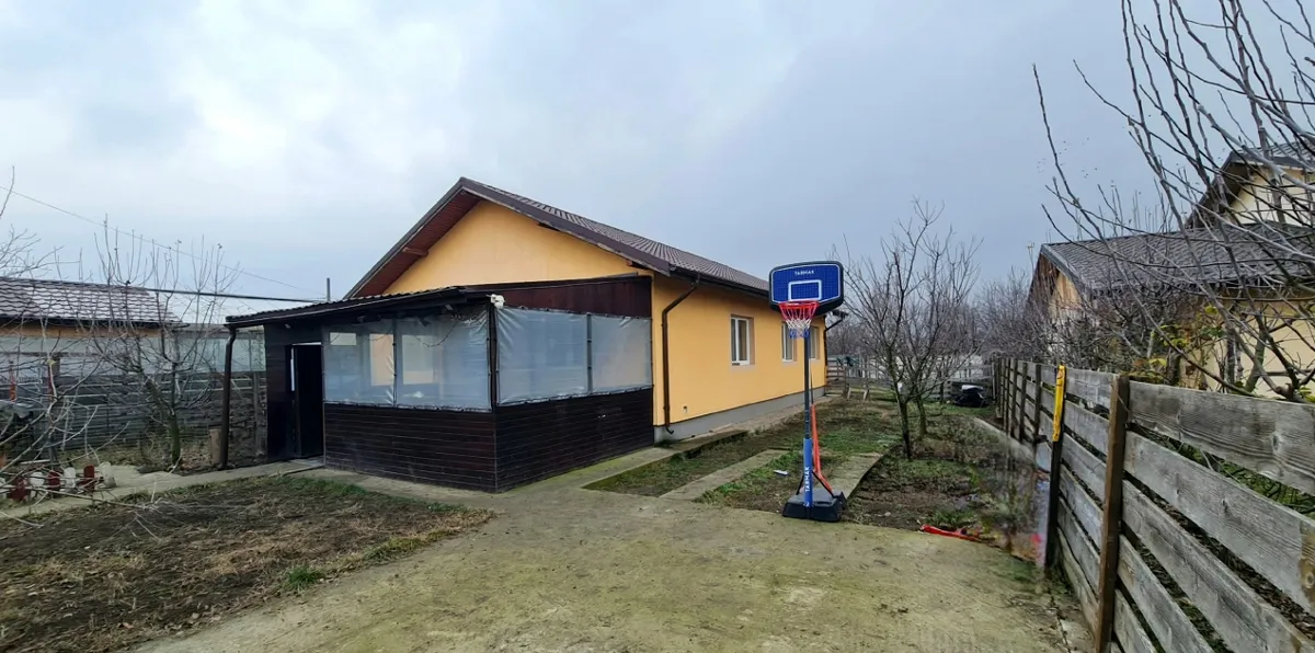 Tartasesti casa de familie curte mare 500 mp padure in apropiere