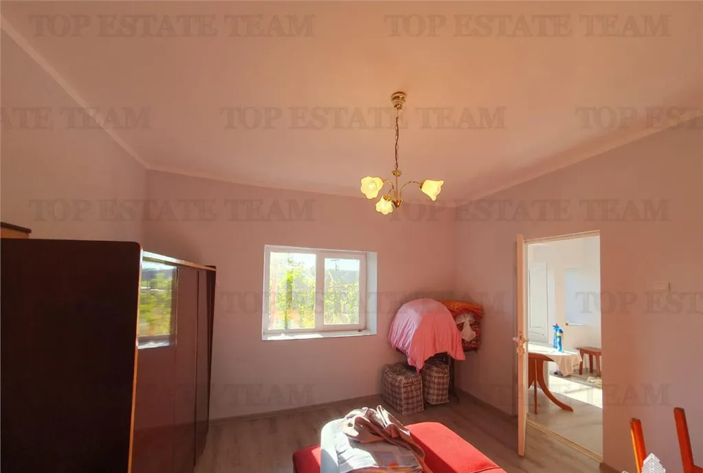 Colt de rai la tara doua case renovate cu baie livada si vi