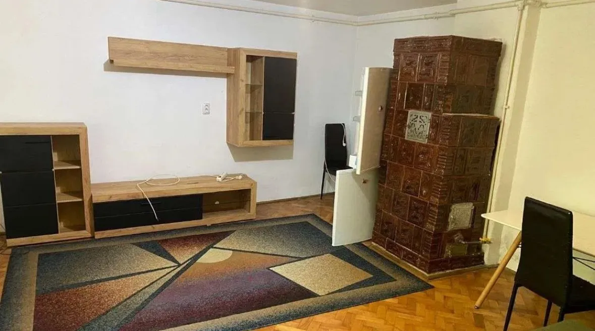 Traian casa cu 2 camere curte comuna cu vecini civilizati