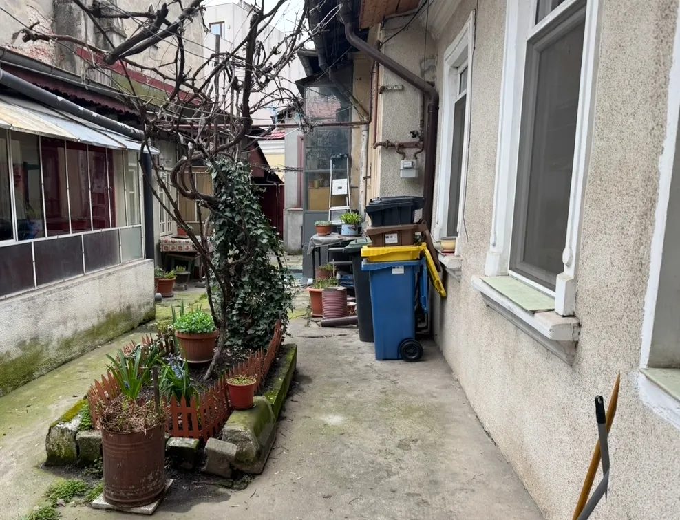 Traian casa cu 2 camere curte comuna cu vecini civilizati