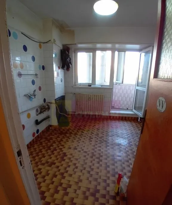 Vanzare apartament de 4 camere la Casa Poporului stradal