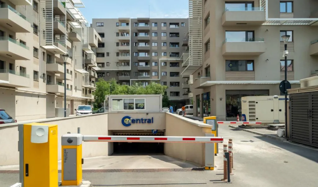 Apartament cu terasa cat o gradina trei boxe si doua locuri